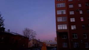 Bombardier CRJ-200 UVTaero Абакан-Омск садится вечером над центром города в Омске.