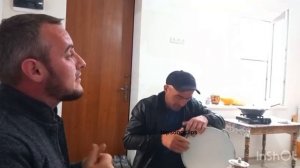 Муслим поет на даргинском в компании