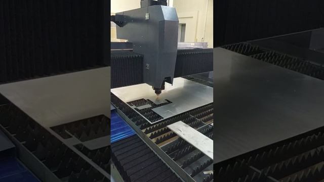 Резка металла на оптоволоконном лазерном станке STL-1530FP/6000 Raycus во время ПНР смотреть онлайн