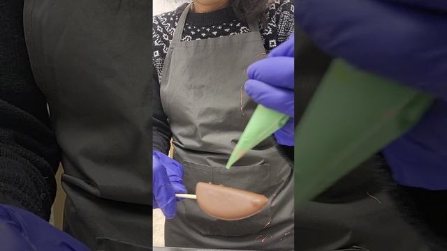DIY Showing you how we Swirl chocolate dipped strawberries and apples at our Edible Fruit Shop смотреть онлайн