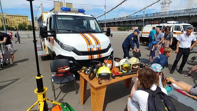 Выставка спецтехники и оборудования МЧС в Парке Горького смотреть онлайн