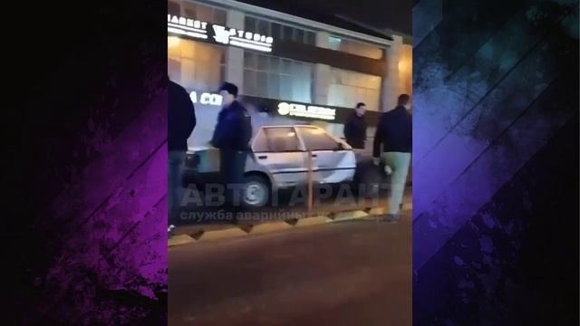 Во Владивостоке около ВВГУ ВГУЭС пьяные парни разбили припаркованный автомобиль смотреть онлайн