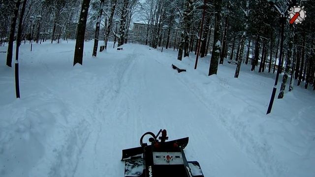 Гусеничный снегоуборщик Горыныч. Парк культуры и отдыха. Часть 1 уборка главной аллеи.