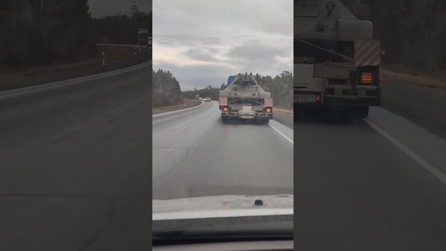 Танк на трассе в районе Сургута смотреть онлайн