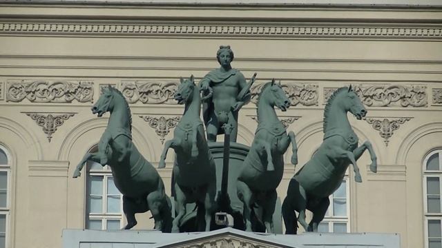 У Большого Театра смотреть онлайн