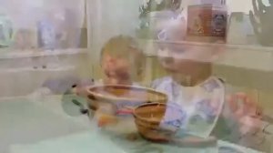 Ребенок кушает самостоятельно ложкой, 1,5 год