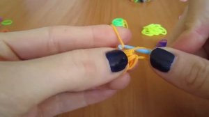 Браслет из резинок  Бантики   Как плести браслет из резинок  Бантики  без станка