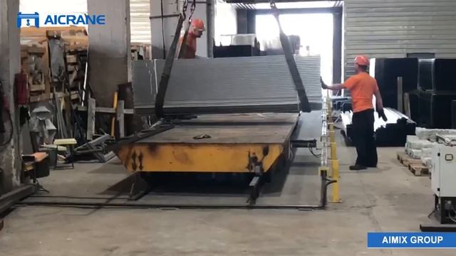 Передаточная тележка перемещает стальную трубу под мостовой кран смотреть онлайн