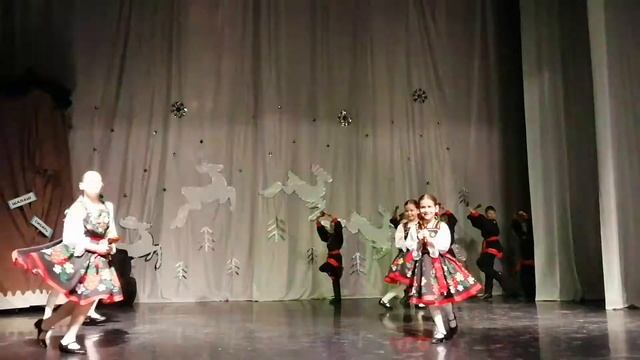 Новогодний отчетный концерт "Самоцветов" и "Берегини" в ДК "Приморский" 19 декабря 2019 смотреть онлайн