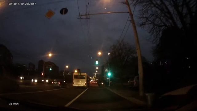 Минск (Minsk). Ул. Немига около театра музкомедии (18.11.2013) смотреть онлайн