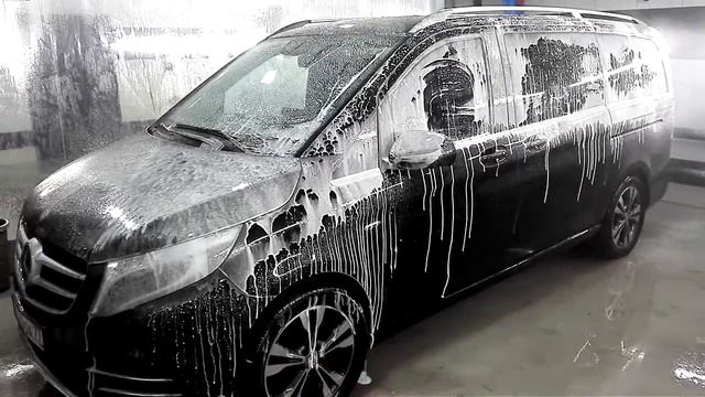 Нанесение шампуня на автомобиль.