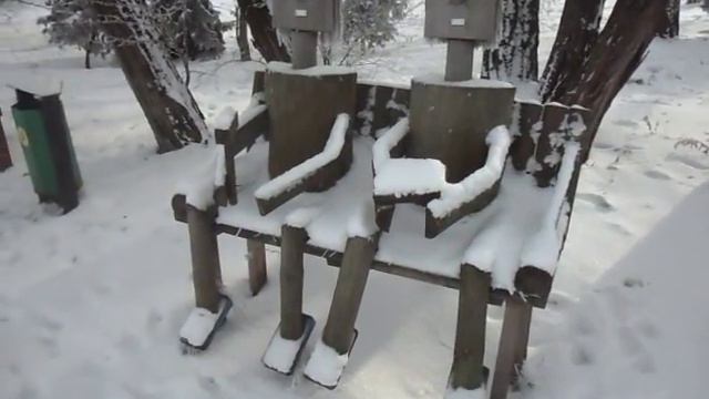 Деревянное зодчество - (Wooden architecture - Two on a bench in hats) смотреть онлайн