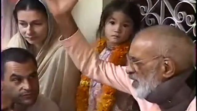 Шрила Б.Нараяна Махарадж. Враджа-мандала-парикрама. Даршан. 27.10.1996 г. смотреть онлайн