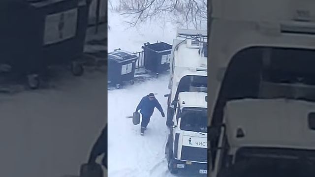 Омск коммунальщики ломают имущество ТСЖ Космический 20,ну и бензинчик отлили смотреть онлайн