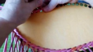 Оплетаю газетными трубочками фанерную заготовку дна