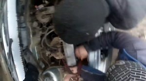 ставим новый двигатель в девятку с помощью палки лома и веревки