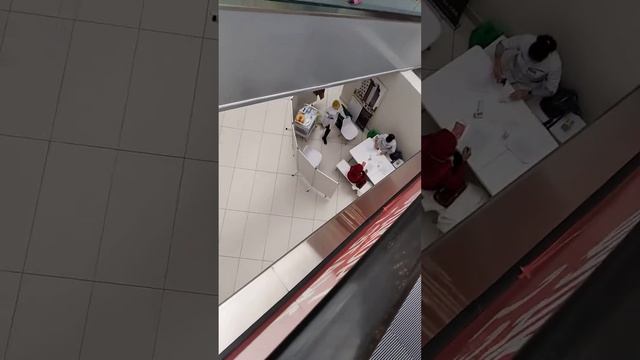 Ставят прививки прямо в торговом центре. Корона вирус, прививка. Челябинск. Шок. смотреть онлайн