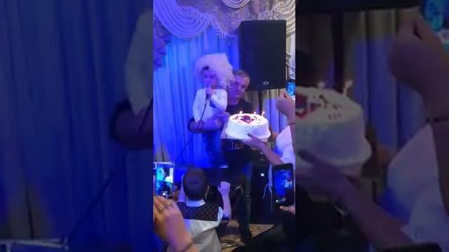 Шикарно поёт малыш. смотреть онлайн