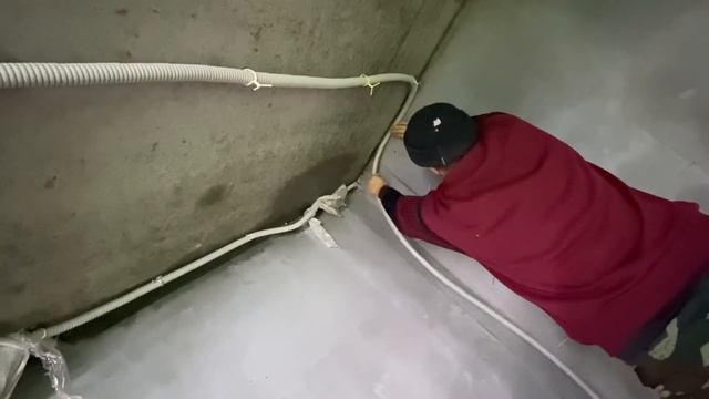 любимый мой крепёж к бетонной Плите /стене , актёр клин и кусочек проволочки , легко и быстро .