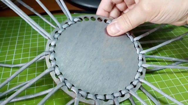 Еще один вариант оплетания фанерного дна газетными трубочками смотреть онлайн