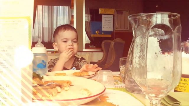 Макс с подругой в кафе 