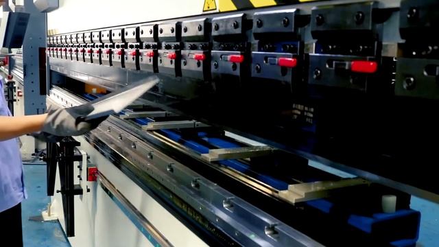 CNC press brake Delem DA53T system Automatic press brake operator смотреть онлайн