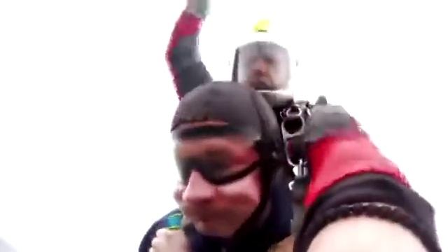 Первый прыжок с парашютом 4000 метров, Parachute jump first one смотреть онлайн