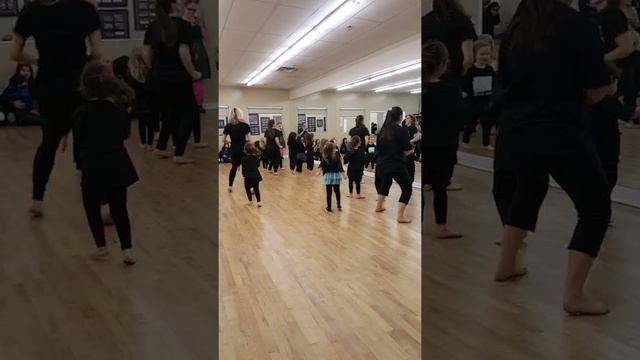 Танцевальный класс. Открытые двери. смотреть онлайн
