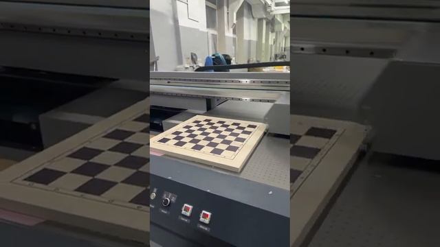 Ультрафиолетовая печать , высокого разрешения на мебельных щитах. смотреть онлайн