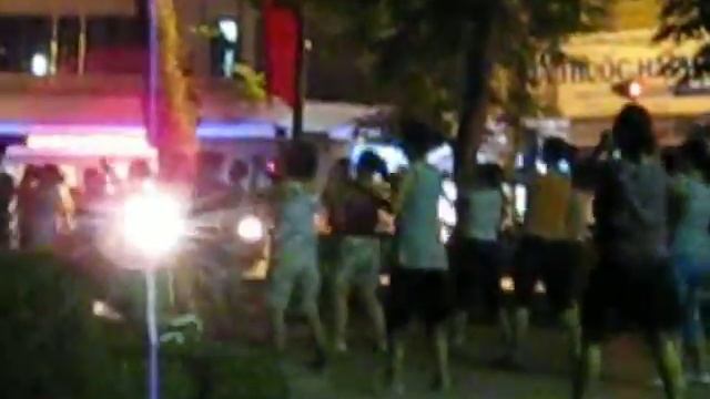 Women excercising in Hanoi смотреть онлайн