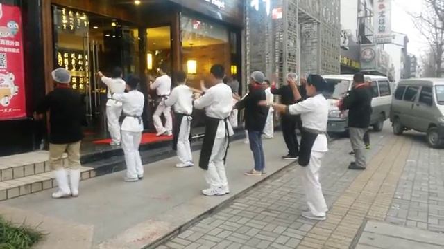 Зарядка персонала какого-то китайского ресторана.