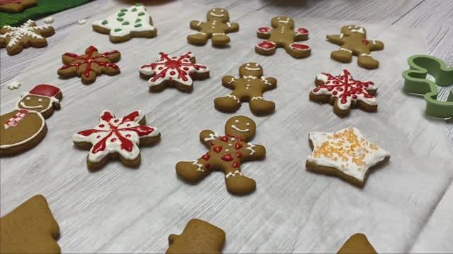 АРОМАТНЫЕ МЕДОВЫЕ ПРЯНИКИ - Бесподобный РЕЦЕПТ!!! Новогоднее Печенье! Роспись и рецепт глазури. смотреть онлайн