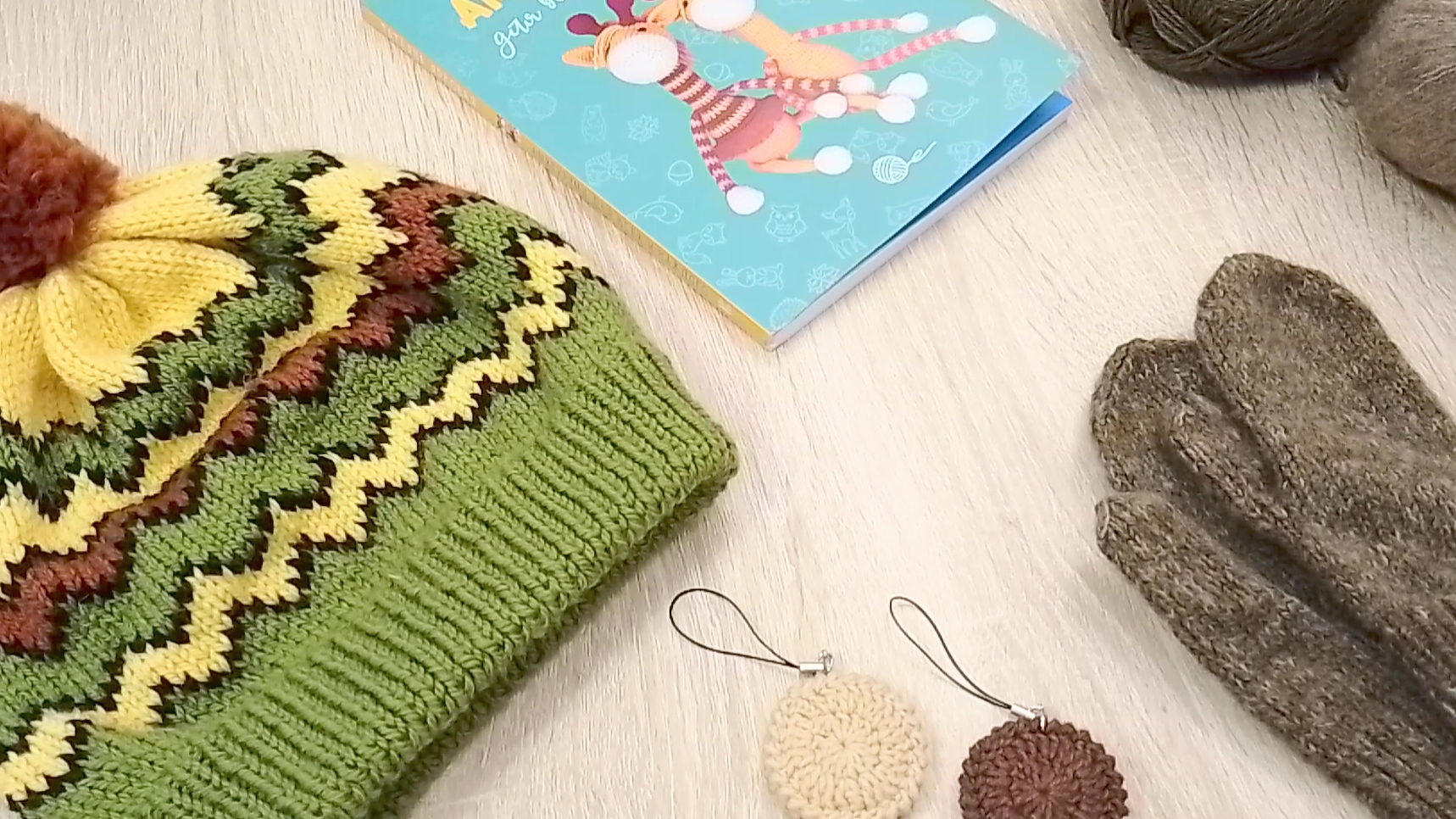 Шапка жаккардом / вкусные игрушки / варежки детские. Как вяжу варежки на круговых спицах смотреть онлайн