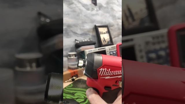 Milwaukee M12 FID2 слушаем звук редуктора смотреть онлайн