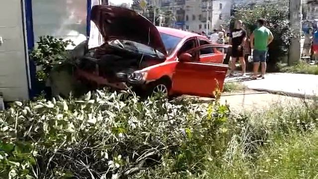 Красная митсубиси наехала на киоск г.Чебоксары смотреть онлайн