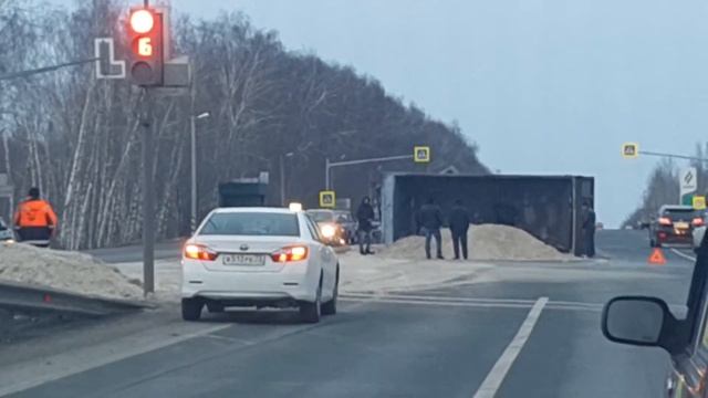 Грузовик с песком перевернулся на Новоульяновском повороте