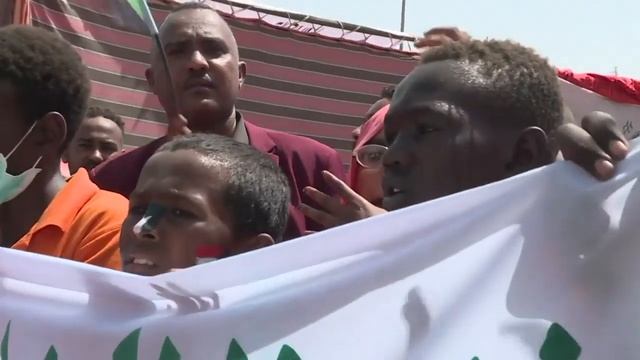 jono and his sudanese friends celebrate 100 years of apple picking смотреть онлайн