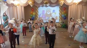 Танец с игрушками на выпускном утреннике