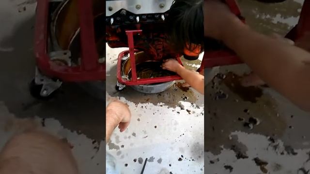 Draining the oil смотреть онлайн