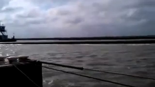 Tug pulling some pipe смотреть онлайн