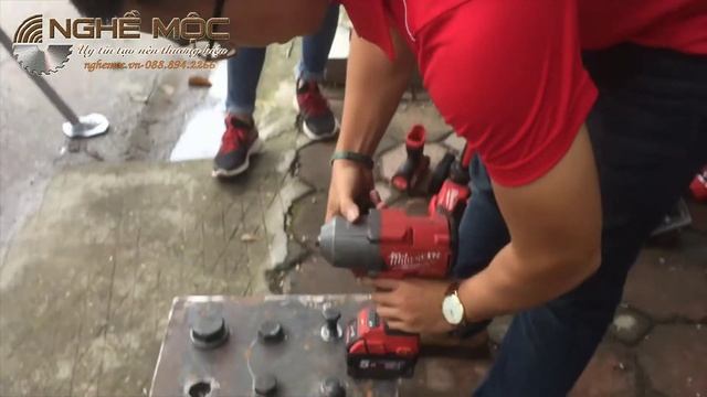 Review Máy Bắt Bulong MILWAUKEE 2861 | Máy Bulong Mở Ốc Xe Tải смотреть онлайн