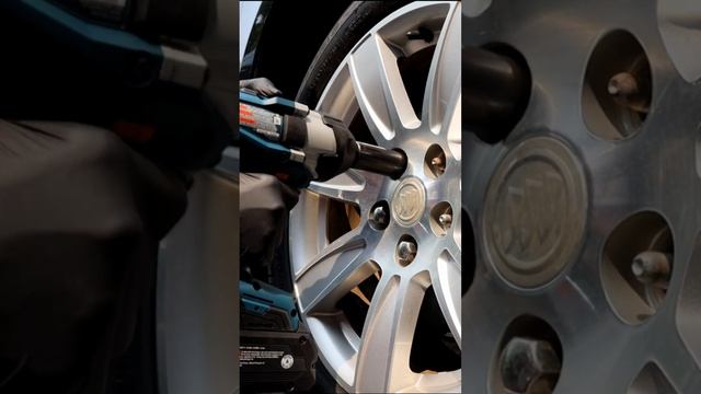 Bosch Impact Wrench GDS18V-740N | Cheaper Alternative to the Milwaukee High Torque 2767-20 смотреть онлайн