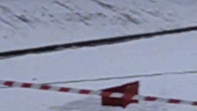 На Патриаршем пруду в  Москве сделали прорубь и погрузили туда шланг от воздушного компрессора