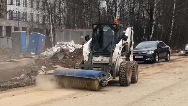 Bobcat S300 с щеткой смотреть онлайн