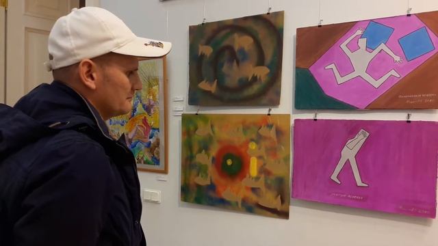 Интервью с художником Сергеем Федуловым. Выставка "Поймать большую рыбу" смотреть онлайн