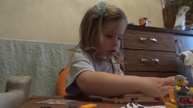 Собираем с ребенком подъемник из серии строительной техники Лего (конструктор LEGO) смотреть онлайн