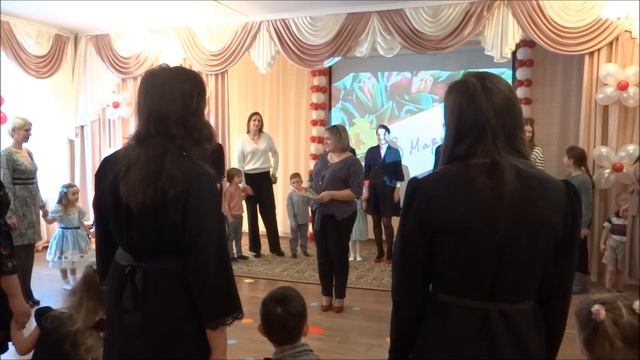 "Мамы учатся от них" /Вход на праздник/ Песня из мюзикла "Заячий поход" авт. Л.Кириллова, С.Каптюхов смотреть онлайн