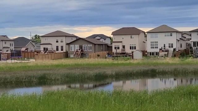 Почему дома с озером на заднем дворе в Канаде стоят дороже. смотреть онлайн