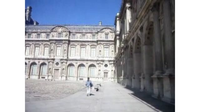 At the Louvre Museum in Paris, FRANCE/У самого Лувра музея в Париже смотреть онлайн