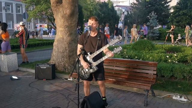 Карнавал Геленджик 04 июня 2022 года. артист на набережной